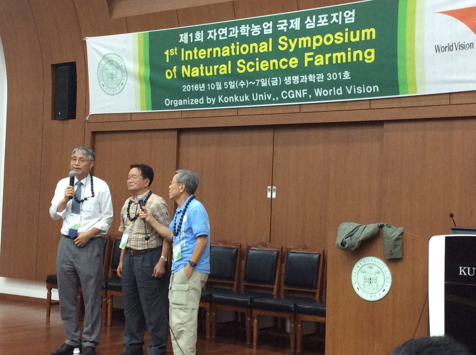 Closing the day on stage, Master Cho at center.