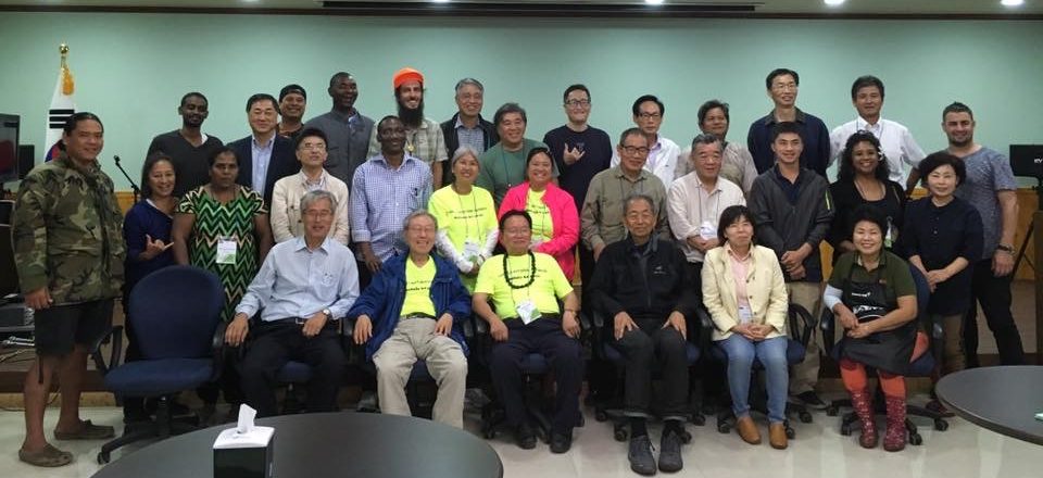 The whole group on the evening of October 6, before Master Cho's lecture. He sits front row, center, in yellow with a dark lei.