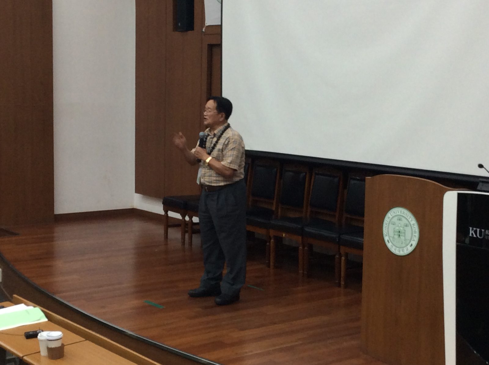Master Cho Han-kyu speaks without slides.